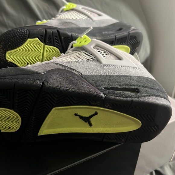 Jordan 4 Neon (gs) - Picture 4 of 4